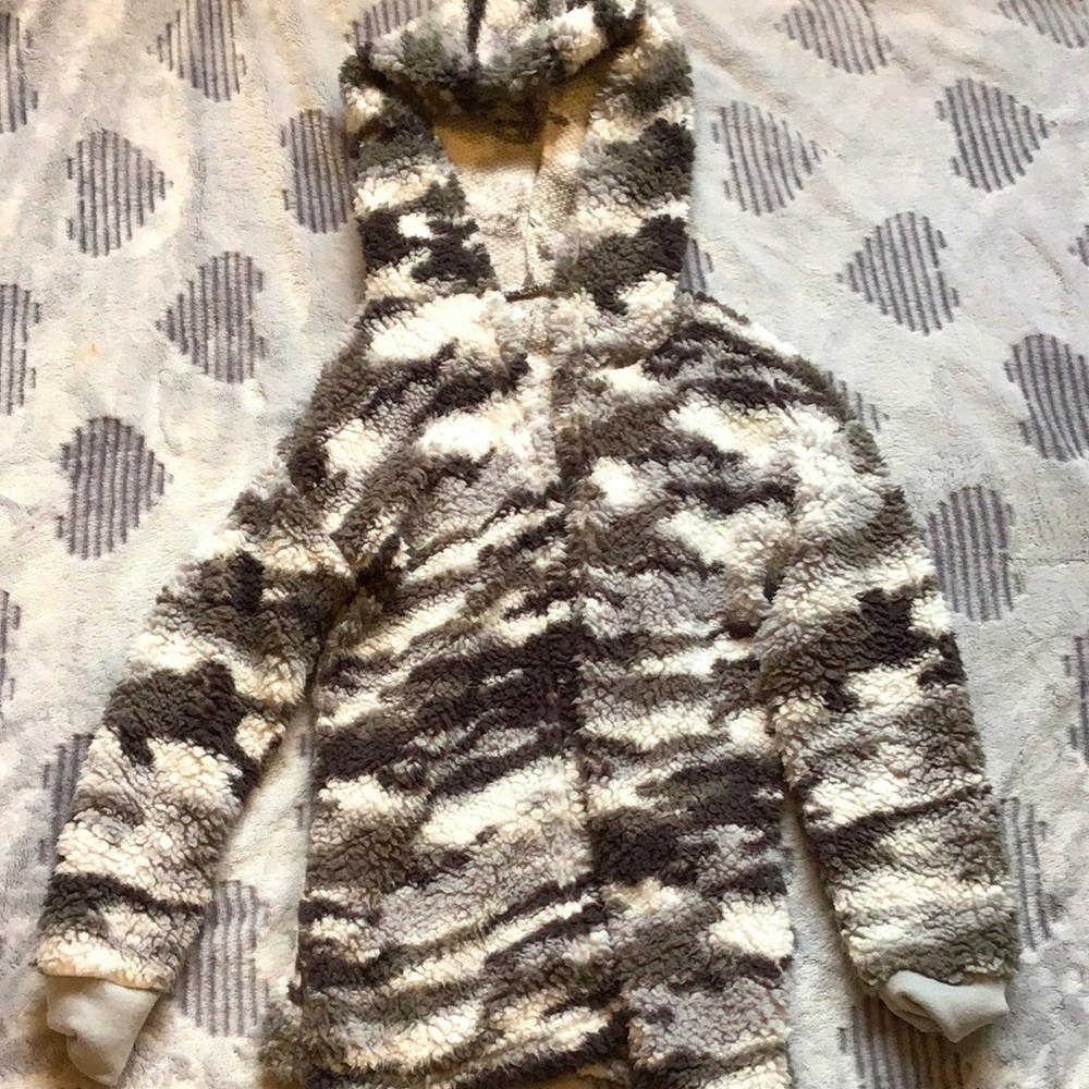 White and black marbled sweater✨